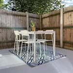 Colourful 4 Bedroom Property - Mile End - Central, Hammersmith & City And District Lines