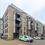Modern 2 Bed Flat With Balcony, Easy London Access