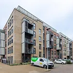Modern 2 Bed Flat With Balcony, Easy London Access