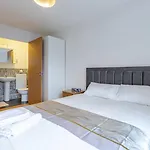 Modern 2 Bed Flat With Balcony, Easy London Access