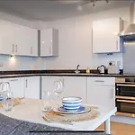 Modern 2 Bed Flat With Balcony, Easy London Access