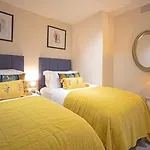 Westminster Two Bed One Bath Sleeps 5