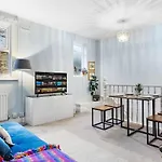 Lovely Split Level 2 Bedroom Flat In Nw London