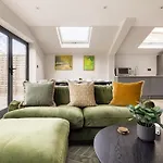Bright, Spotless Fulham Home With Private Garden