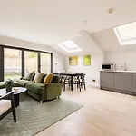 Bright, Spotless Fulham Home With Private Garden