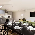 Bright, Spotless Fulham Home With Private Garden