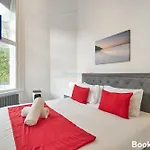 Last-Minute Secure L Sleeps Up To 4 Guests L One-Bedroom Apartment With King Bed And High Ceilings Near Camden By Live London Short Lets & Serviced Accommodation