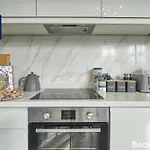 Last-Minute Secure L Sleeps Up To 4 Guests L One-Bedroom Apartment With King Bed And High Ceilings Near Camden By Live London Short Lets & Serviced Accommodation
