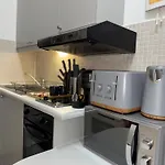 Compact Flat Close To Hyde Park