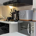 Compact Flat Close To Hyde Park