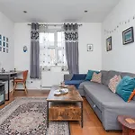 2-Bed Apartment Steps From Muswell Hill