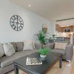 Starhost Residences - Spacious 1-Bedroom Apartment With Balcony
