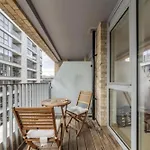 Beautiful Modern 2 Bedroom Apartment With Balcony