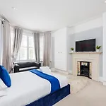 6 Bedroom West London Home, Acton, Free Parking , Pool Table , 75 Inch Tv, Sleeps 11 Offers