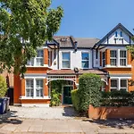 6 Bedroom West London Home, Acton, Free Parking , Pool Table , 75 Inch Tv, Sleeps 11 Offers