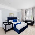 6 Bedroom West London Home, Acton, Free Parking , Pool Table , 75 Inch Tv, Sleeps 11 Offers