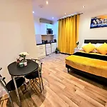 Elegant Spacious London Studio Flat