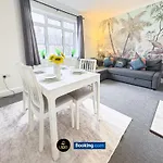 Amazing 3 Bedroom Apt By Ls2G Short Lets & Serviced Accommodation Greater London With Free Wifi