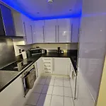 Lavish London Apartment - Secure With Parking