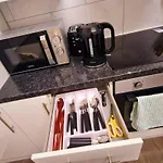 Cosy 2 Bedroom Flat Only 5 Minutes Walk To Canning Town Tube Station