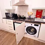Cosy 2 Bedroom Flat Only 5 Minutes Walk To Canning Town Tube Station