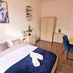 Cosy 2 Bedroom Flat Only 5 Minutes Walk To Canning Town Tube Station