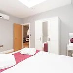 Modern Two-Bedroom Apartment In Paddington