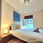 Central 2 Bedroom London Flat, Minutes From Shoreditch, Spitalfields & Brick Lane, Sleeps 4 Guests