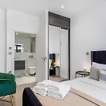 Chic 3-Bedroom Flat With Private Balcony In Battersea