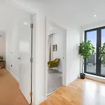 Chic 3-Bedroom Flat With Private Balcony In Battersea