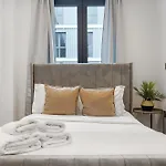 Chic 3-Bedroom Flat With Private Balcony In Battersea