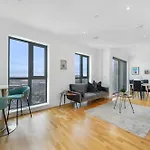 Chic 3-Bedroom Flat With Private Balcony In Battersea