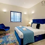 Stylish Penthouse With City Views / Balcony Ac
