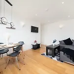 Spacious 2-Bed Apartment Near Stockwell & Brixton Free Wifi & Quick Central London Access