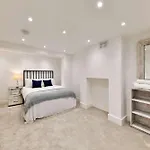 2Br Notting Hill With Patio