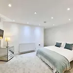 2Br Notting Hill With Patio