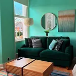 Large Flat Close To Tube Station Zone 2