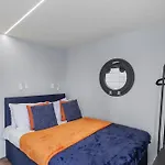Unique Water Lodge In London - Sleeps 6