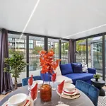 Unique Water Lodge In London - Sleeps 6