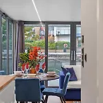 Unique Water Lodge In London - Sleeps 6