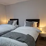 Stylish 2 Bed Home- Short Walk To Tottenham Stadium/Stations