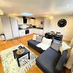 Stylish 1-Bed Flat In Canary Wharf