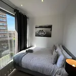 Sleek 3-Bedroom Flat With Lift & Wi-Fi In Southwark, Borough Near The Shard