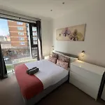 Sleek 3-Bedroom Flat With Lift & Wi-Fi In Southwark, Borough Near The Shard