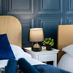 City Central Luxury 4Beds Apartment West London-Mobilerateoffers-Zone1-Family-Tourist-Weekly-Wifi-Sleeps7-Netflix!