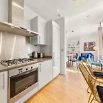Designer Victorian Flat With Large Terrace