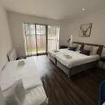 Star London Finchley Road 3-Bed Escape With Garden