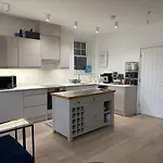West London Luxury Oasis, Ealing Broadway - Best Location!!!