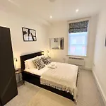 Stylish Central Flat Steps From Oxford Street!
