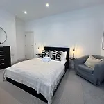 Stylish Central Flat Steps From Oxford Street!